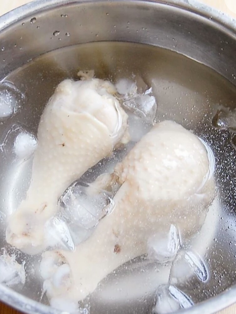 香辣口水鸡,鸡腿焖好后立即捞出,用凉水过凉