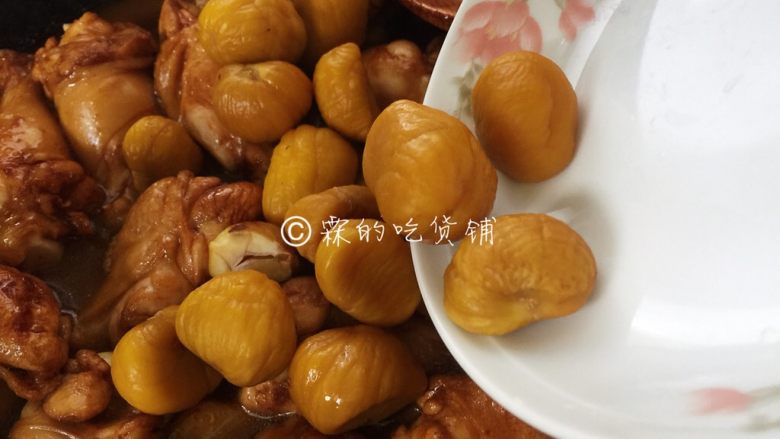 栗子香菇焖鸡翅,随后把栗子倒入,烧开后,小火慢炖(根据栗子熟的程度选择不同的入锅时间,偏生或完全生的开始时就要放进去,比较熟的就和香菇一起放入,否则就烧烂了)