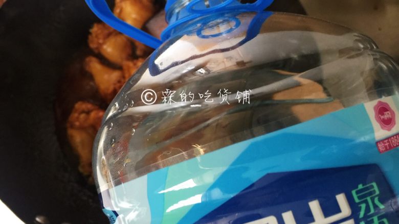 栗子香菇焖鸡翅,加水,盖没一半的鸡翅根