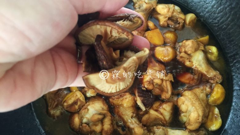 栗子香菇焖鸡翅,半小时后把香菇放入,顺便尝尝味咸淡,有啥不够的可以及时添加一些