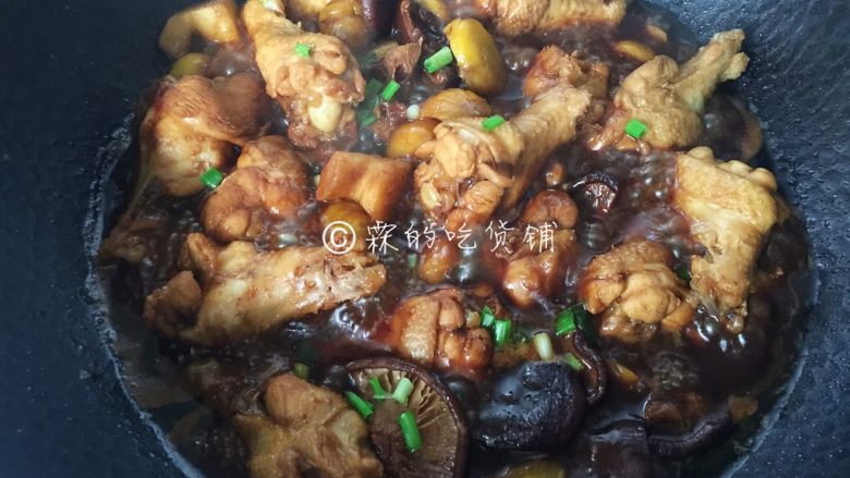 栗子香菇焖鸡翅,再过约一刻钟的时间,大火收汁,洒上葱花,就可以出锅了