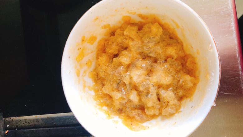 玲珑虾心-爱的传递,搅拌均匀,腌制10分钟使其入味。