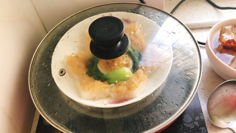 玲珑虾心-爱的传递,锅中倒入水,放入蒸架,将这盘菜放在蒸架上大火蒸20分钟。萝卜蒸的越嫩越好吃。