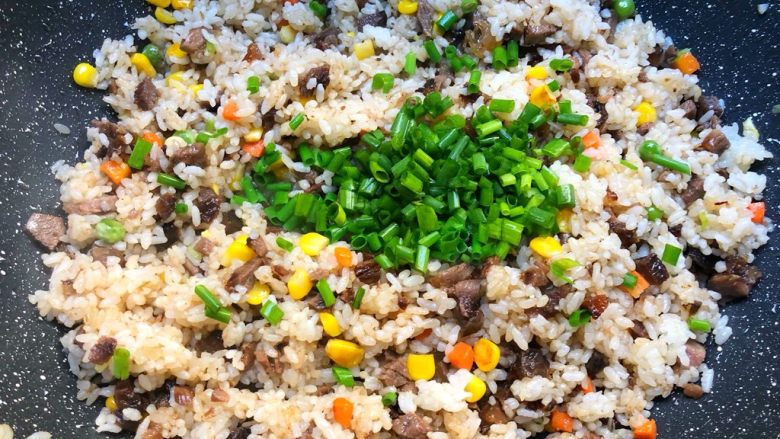 牛肉炒饭,放入葱叶