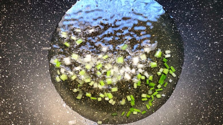 牛肉炒饭,热锅热油,放入葱白爆香