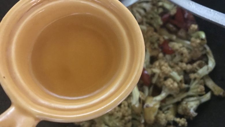 上班族快手菜,干锅花菜,加点水,翻炒均匀。