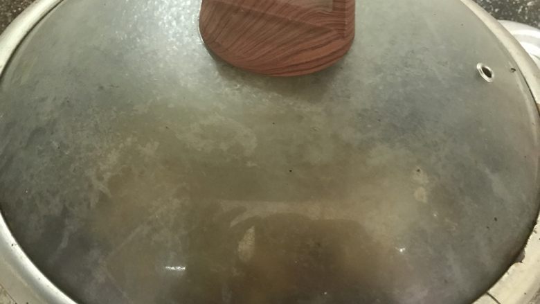 上班族快手菜,干锅花菜,盖上盖子调中火,焖1分钟。