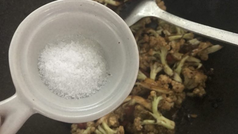 上班族快手菜,干锅花菜,焖好后,加入盐。翻炒均匀。