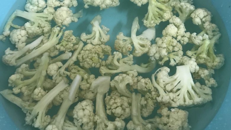 上班族快手菜,干锅花菜,长花菜折小枝,放入盐水浸泡5分钟。