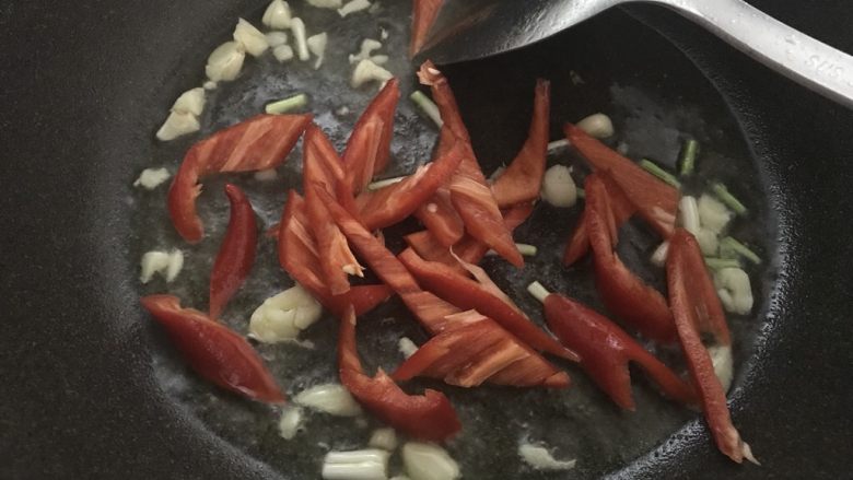 上班族快手菜,干锅花菜,再放入红椒炒软。