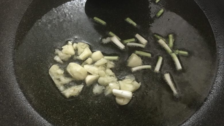 上班族快手菜,干锅花菜,油热后放入蒜蓉和葱白。