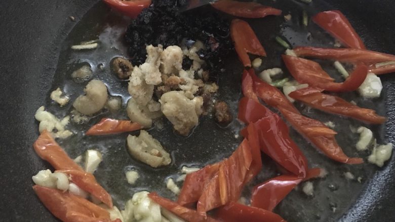 上班族快手菜,干锅花菜,加入猪油渣和风味豆豉炒香。