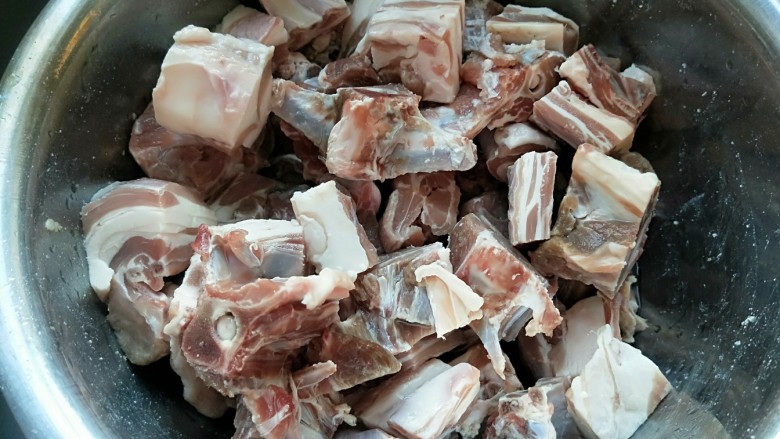 新文美食  卤煮羊脊骨,冰冻羊脊骨两袋，到入盆中解冻。