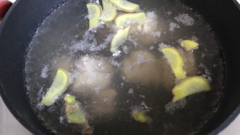 黄豆苦瓜排骨汤(懒人高压锅版),待锅内水开后,放入排骨,大火煮3.4分钟