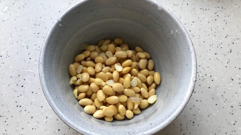 黄豆苦瓜排骨汤(懒人高压锅版),泡好的黄豆洗净