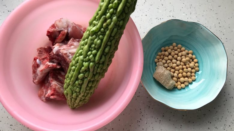 黄豆苦瓜排骨汤(懒人高压锅版),首先我们准备好所有食材