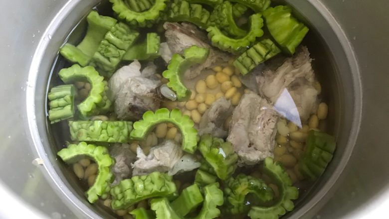 黄豆苦瓜排骨汤(懒人高压锅版),加适量清水