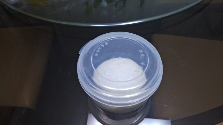 素馅饼,将面加水用一双筷子搅拌成一个面团在用手揉匀,放置15分钟