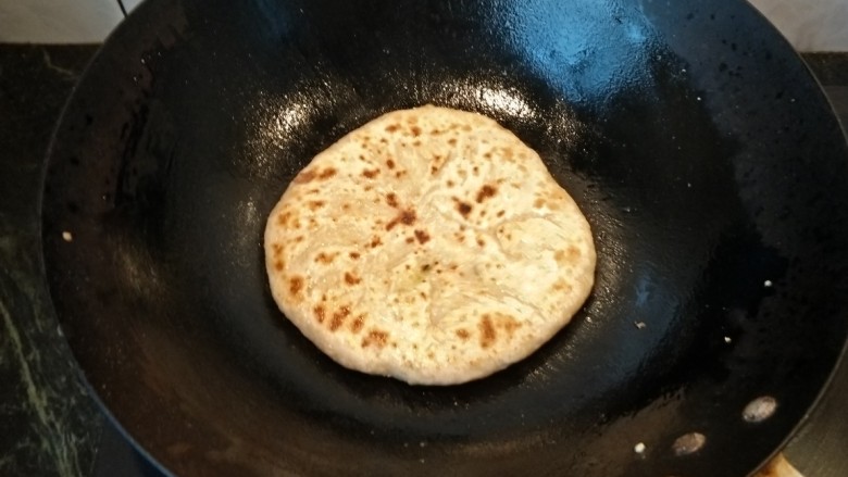 素馅饼,把面揉好分成小面团,擀直径约20厘米的面皮放入搅拌好的馅料包好,在擀成饼状,放入饼锅加油两面烙成金黄色,即可出锅