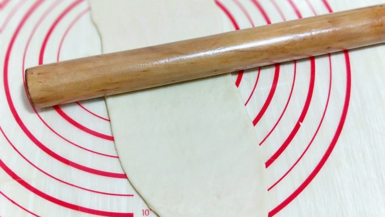 颜值爆表的日式面包卷&松软到不知所措‼️,取一块小面团,用擀面杖擀长舌状。