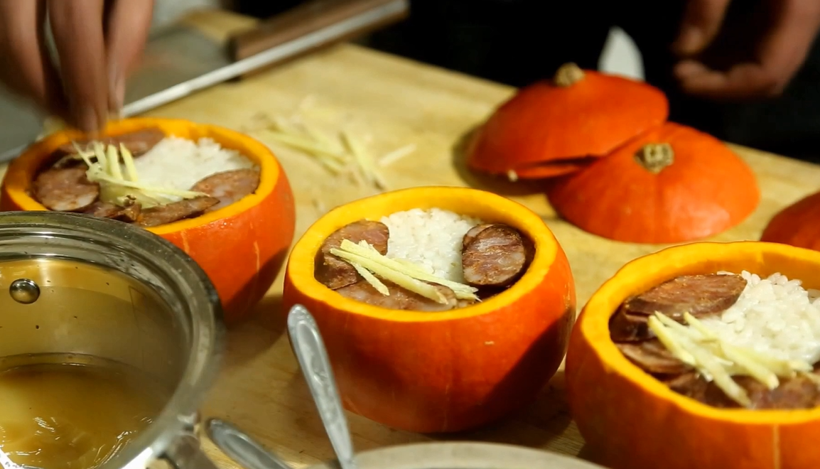 好吃到连整个碗都能吃完的南瓜煲仔饭