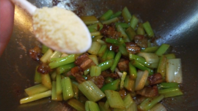 新文美食 耗油五花肉炒芹菜,加入适量<a style='color:red;display:inline-block;' href='/shicai/ 756'>鸡精</a>。