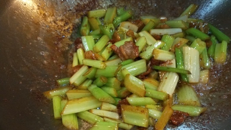 新文美食  耗油五花肉炒芹菜,炒均匀即可出锅。