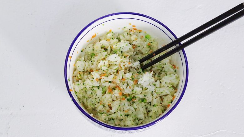 西兰花芝麻饭团,用筷子把所有调料拌入味,这时可以尝下味道咸淡。