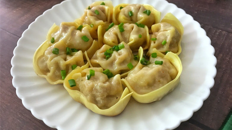 油煎馄饨,色泽金黄，外脆里嫩，香鲜味美 的油煎馄饨。