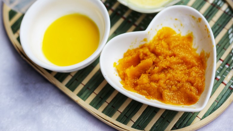 美食丨营养健康 颜值爆棚的分层双色布丁~,蒸熟后压成泥。