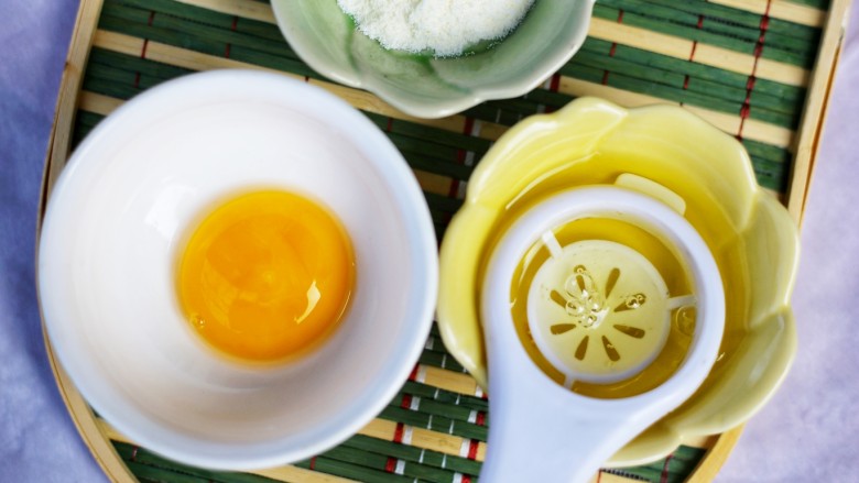 美食丨营养健康 颜值爆棚的分层双色布丁~,鸡蛋分出<a style='color:red;display:inline-block;' href='/shicai/ 15'>蛋黄</a>。