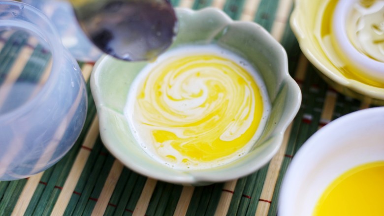 美食丨营养健康 颜值爆棚的分层双色布丁~,一半放入奶粉中。