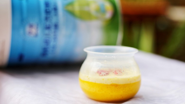 美食丨营养健康 颜值爆棚的分层双色布丁~,上锅蒸十分钟,加几粒枸杞点缀。关火焖五分钟。