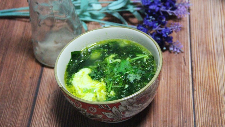 裙带菜汤,盛入碗中,再撒点香菜就可以喝了。