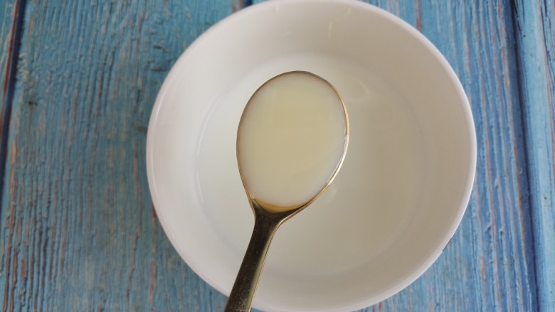 五仁蛋挞,接着把炼乳放入到牛奶中,放三勺。