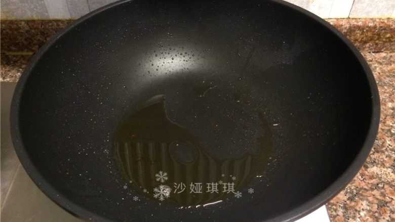 酱香烧鲈鱼,将锅里多余的油倒出留少量。