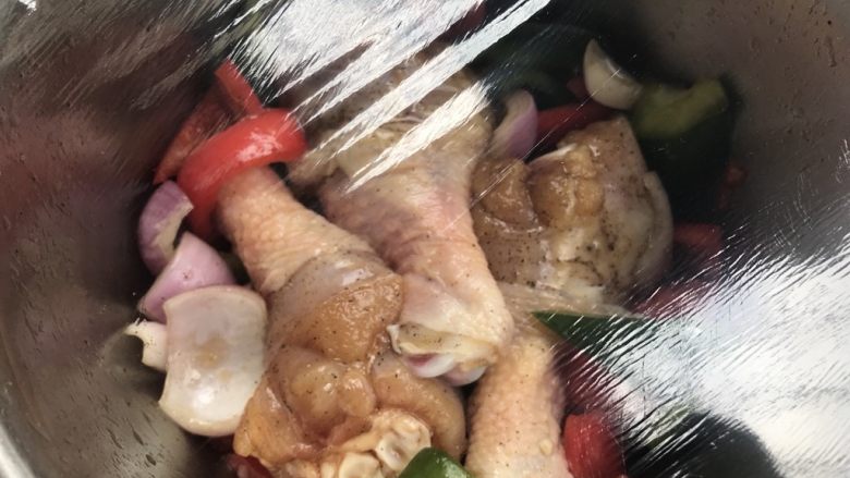 脆皮烤鸡腿,盖保鲜膜,冷藏腌三个小时,中途翻面。