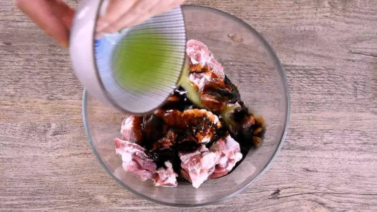 排骨蒸豆腐:荤素搭配不油腻,而且营养翻倍,加入盐、白胡椒粉、蚝油、<a style='color:red;display:inline-block;' href='/shicai/ 44355'>排骨酱</a>、老抽、葱姜汁,抓匀