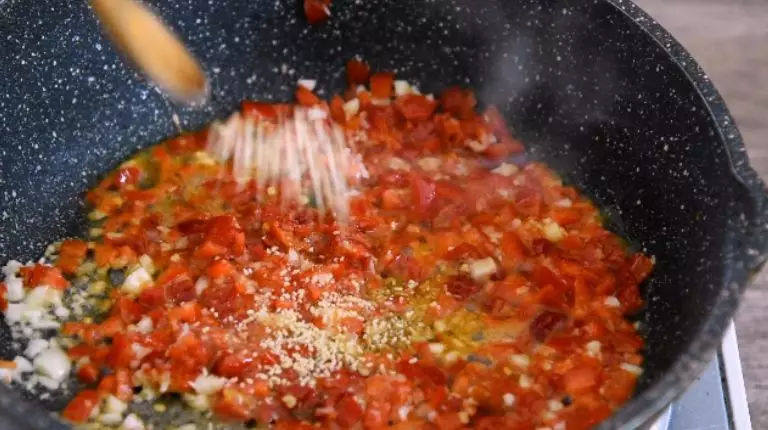 排骨蒸豆腐:荤素搭配不油腻,而且营养翻倍,热锅冷油,下姜蒜末,大红椒粒,剁椒,一起煸炒,加入少许鸡精调味,盛出备用