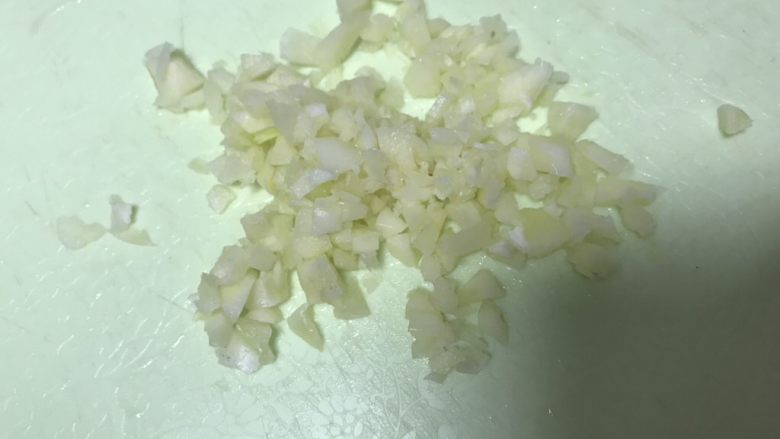 清蒸大闸蟹,切好蒜末