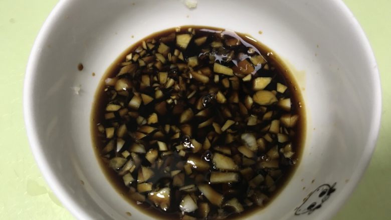 清蒸大闸蟹,蒜末到入<a style='color:red;display:inline-block;' href='/shicai/ 788'>生抽</a>，醋，<a style='color:red;display:inline-block;' href='/shicai/ 10588'>糖</a>，<a style='color:red;display:inline-block;' href='/shicai/ 847'>香油</a>即可