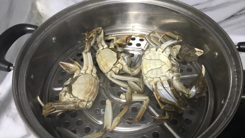 清蒸大闸蟹,锅中放水，水开放入大闸蟹8分钟即可