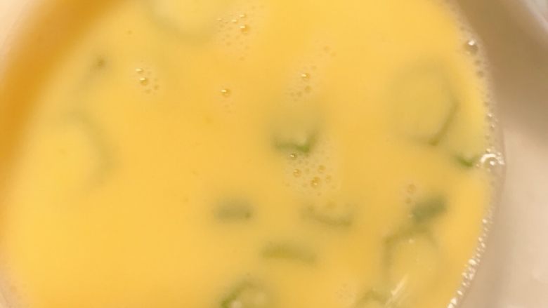 凉拌秋葵,搅拌均匀，可以煎鸡蛋饼。