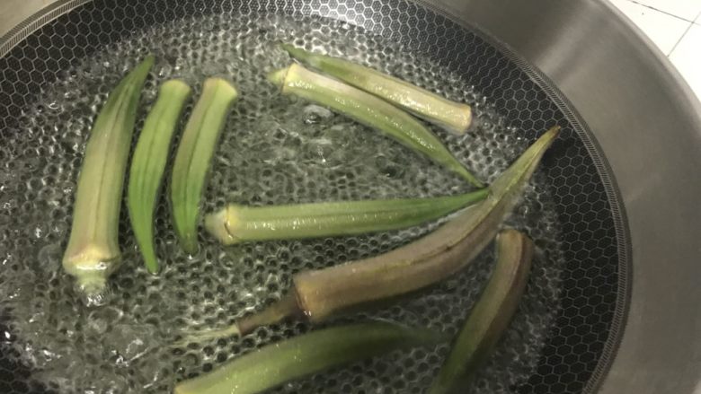 凉拌秋葵,用烧开的水焯2分钟，秋葵基本变色。