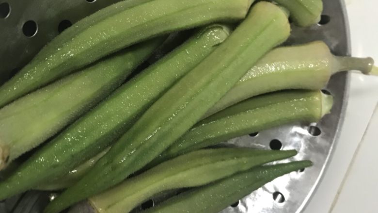 凉拌秋葵,捞起沥水