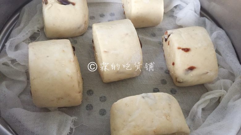奶香燕麦桂圆刀切馒头,水烧开,醒发好的面团上锅蒸20分钟
