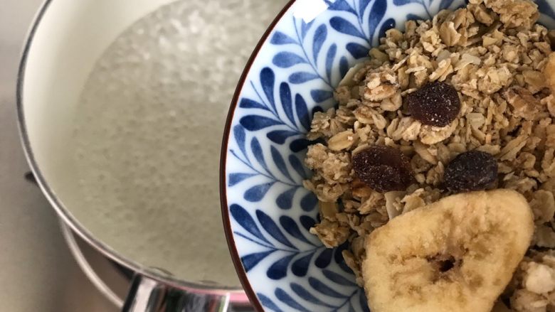 鸡蛋牛奶水果麦片粥,待水开后倒入麦片