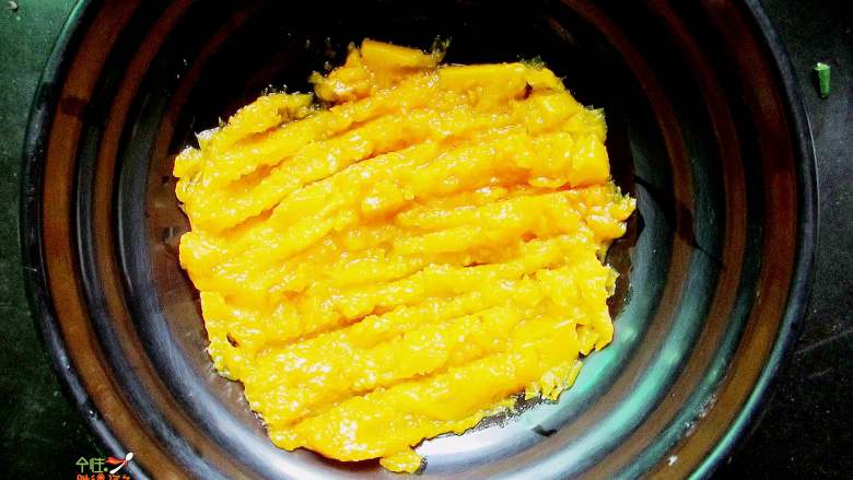 南瓜小饼,蒸熟的南瓜放进盆里,用筷子搅成南瓜泥