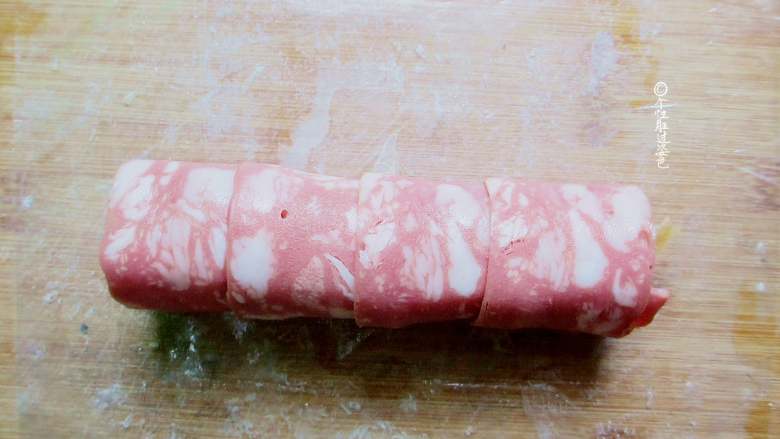 培根鸡肉卷,用培根把鸡肉包住,用锡纸或保鲜袋卷起,尽量紧一点定型