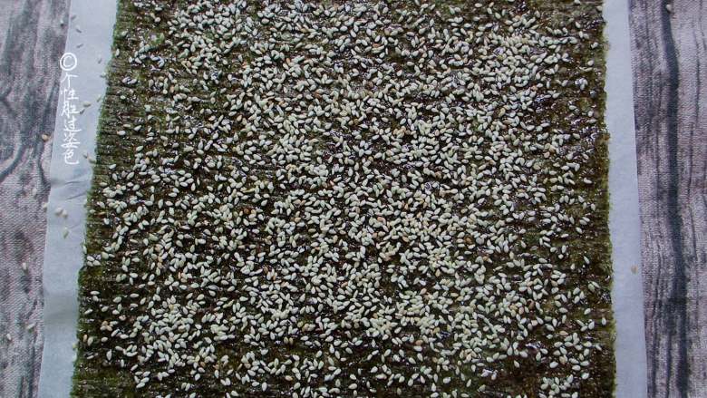 海苔芝麻脆,均匀的撒上白<a style='color:red;display:inline-block;' href='/shicai/ 666'>芝麻</a>